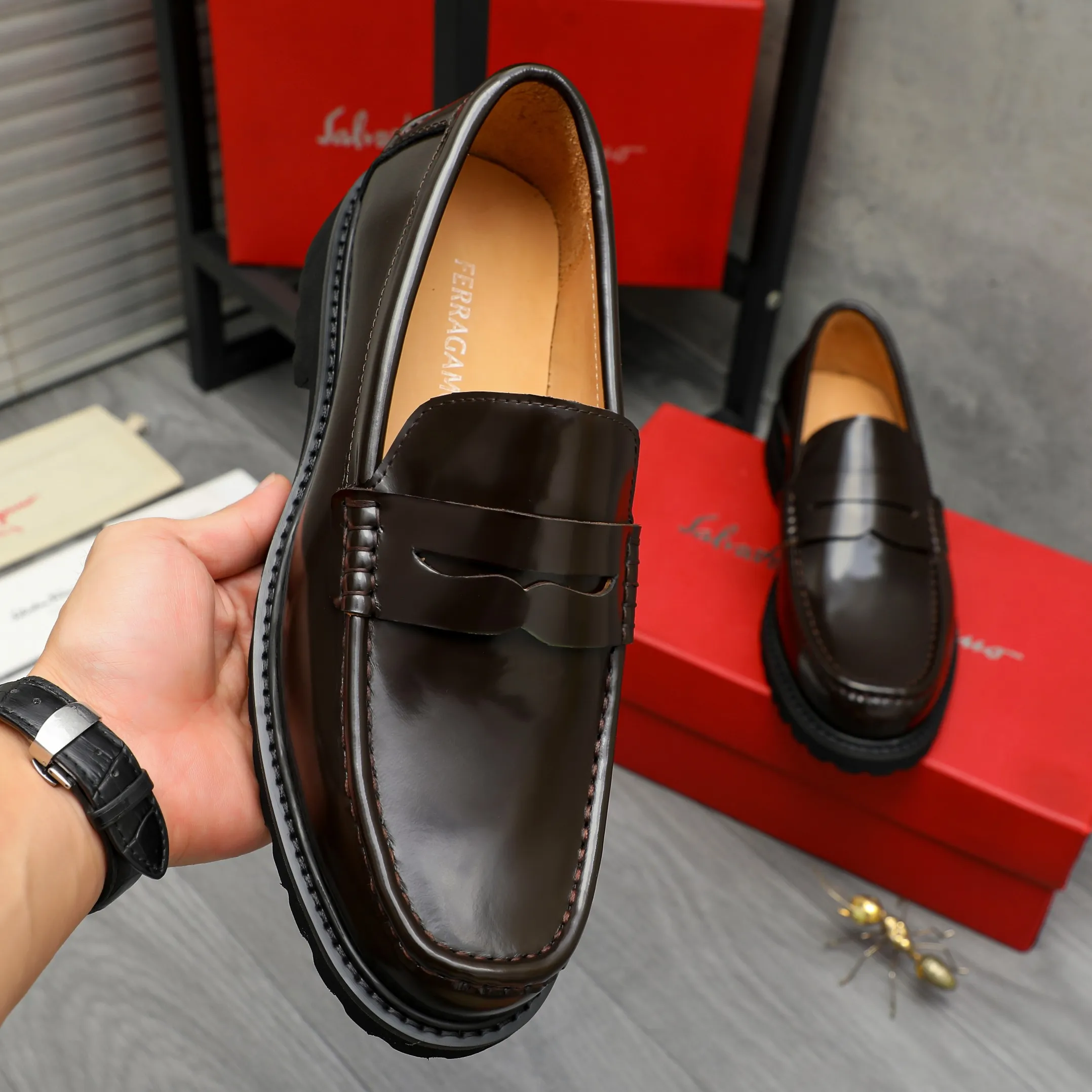 Men's shoes 💰442 Product trademark: Ferragamo "Ferragamo" business formal leather shoes Regular size: 38-46 (45.46 custom-made and non-returnable) Product materials: Selected pearlescent cowhide upper, cowhide lining, non-slip rubber outsole